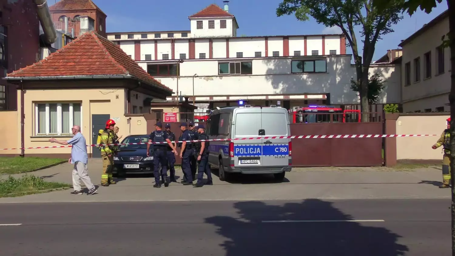 Pożar plew w kominie dawnego zakładu Delecta. Trwa akcja gaśnicza