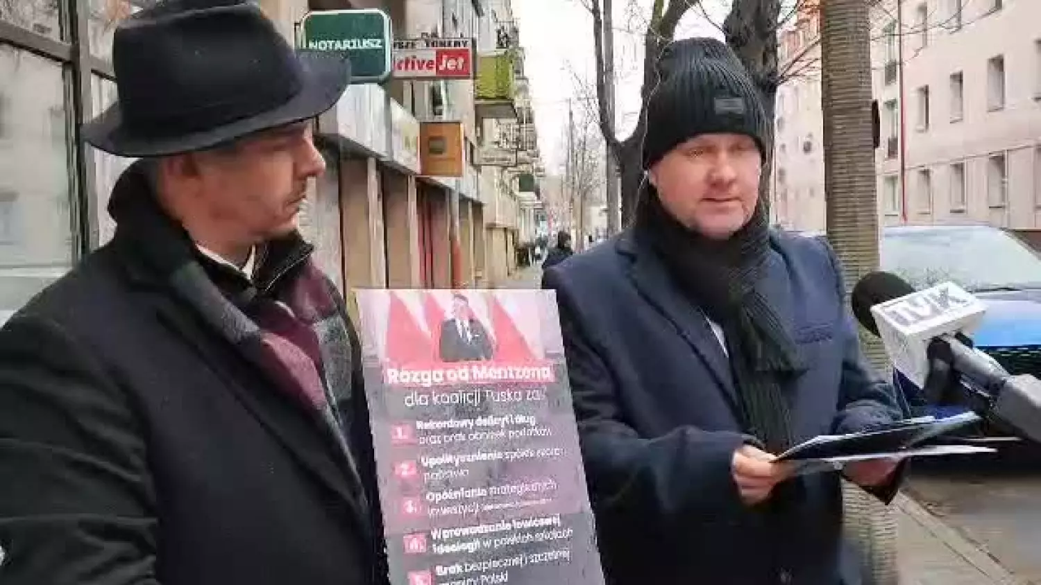Lokalni działacze Konfederacji z rózgą pod biurem Koalicji Obywatelskiej