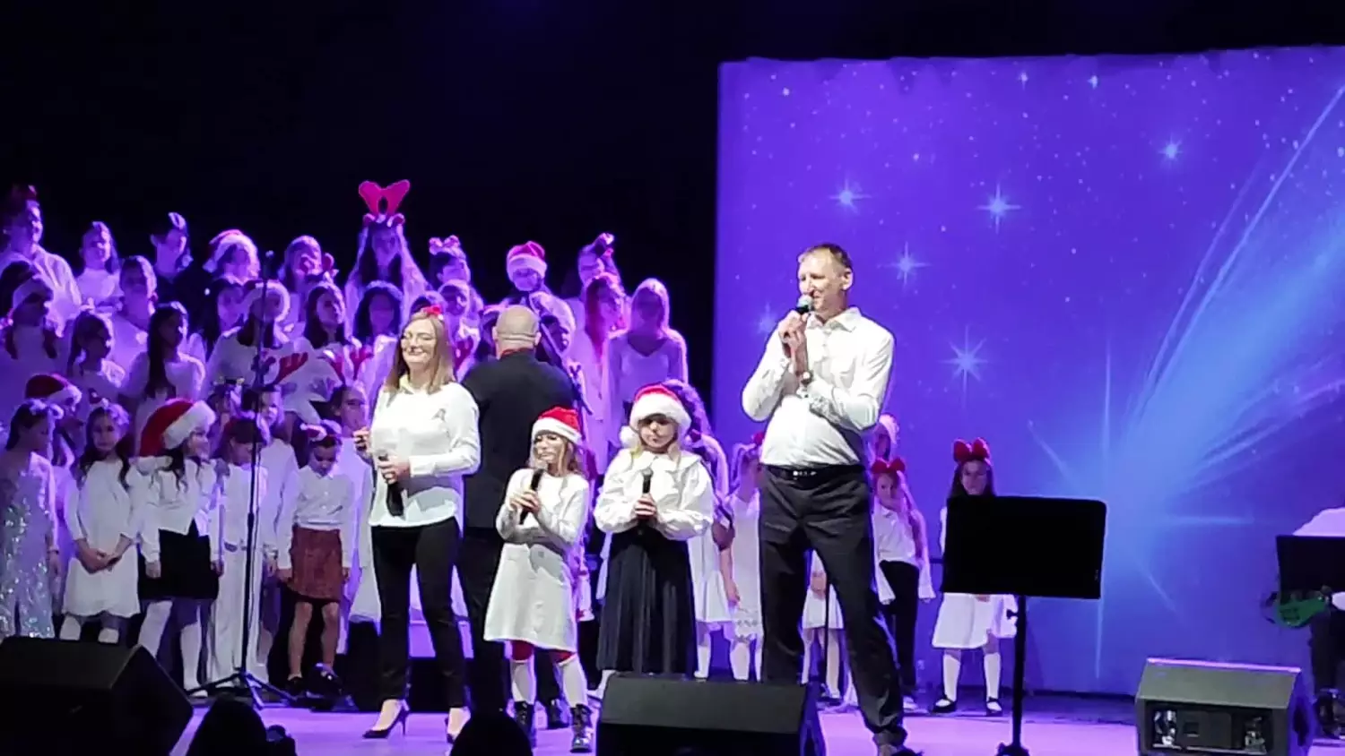 Dyrektor ZS 11 zaśpiewał na scenie podczas koncertu bożonarodzeniowego