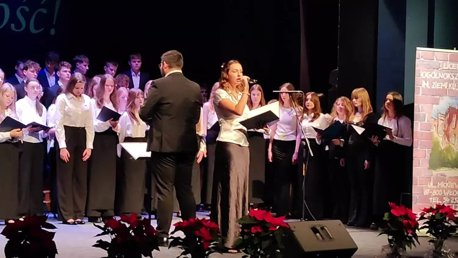Koncert Bożonarodzeniowy uczniów LZK „Czas to miłość” – pełna sala i świąteczna atmosfera