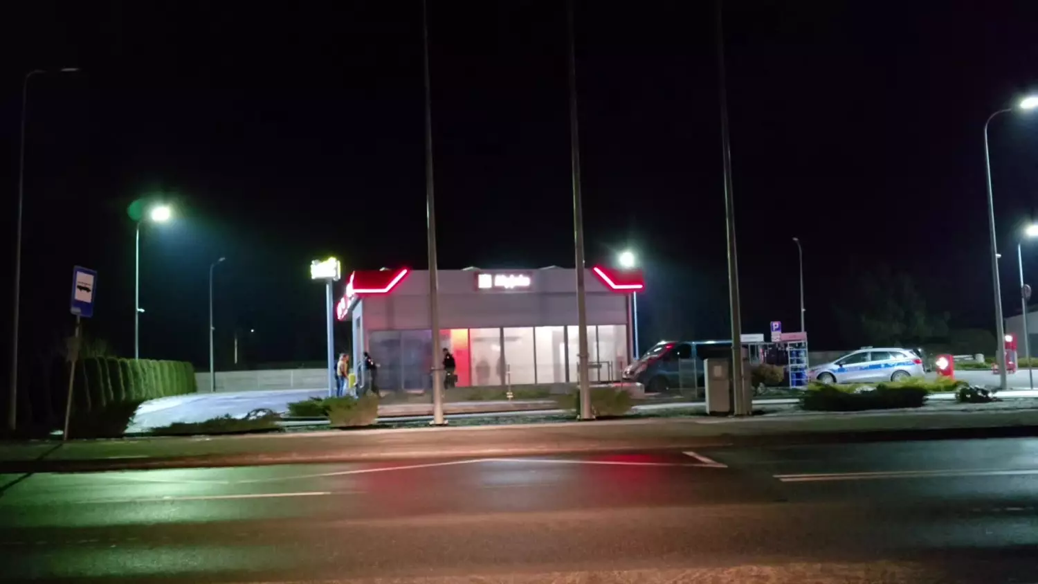 Auto przygniecione w myjni na stacji paliw. Na miejscu policja