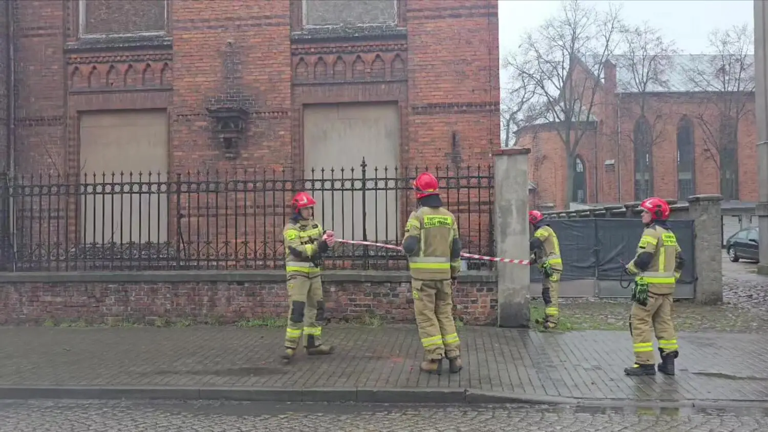 Spadające cegły z zabytkowego budynku na Słowackiego 4 – służby zabezpieczają teren