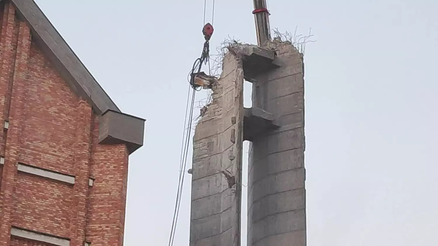 Trwa wyburzanie dzwonnicy przy kościele na ul. Promiennej
