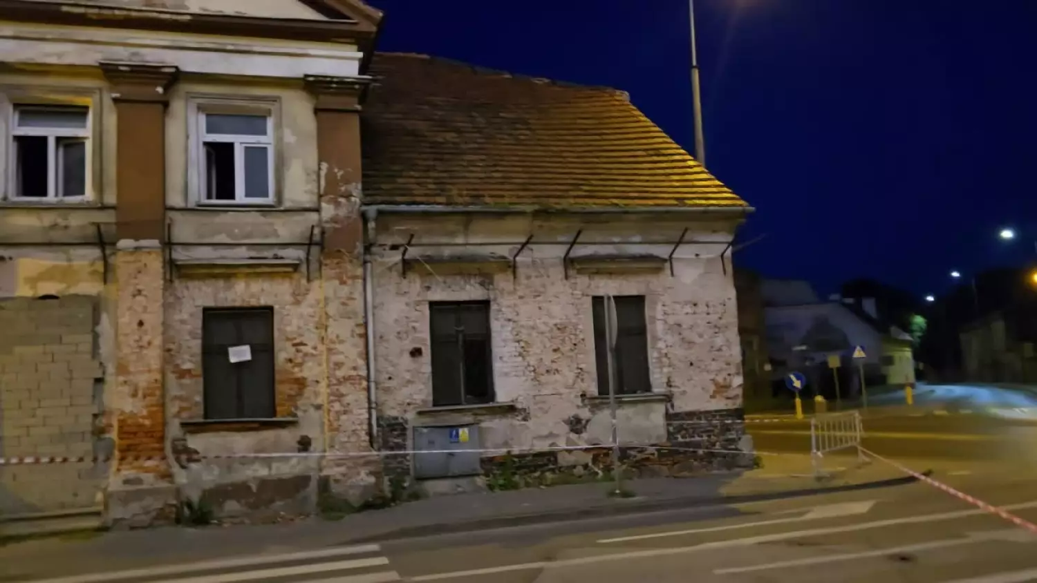 Fragment elewacji runął na chodnik i jezdnię. Ulica Cyganka zamknięta do odwołania