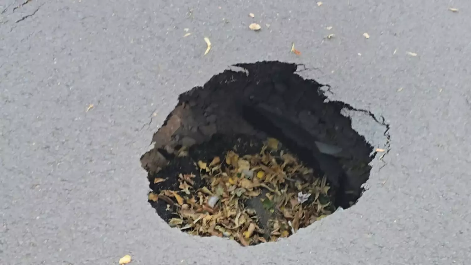 Zapadlisko na skrzyżowaniu ul. Reymonta i Jesionowej