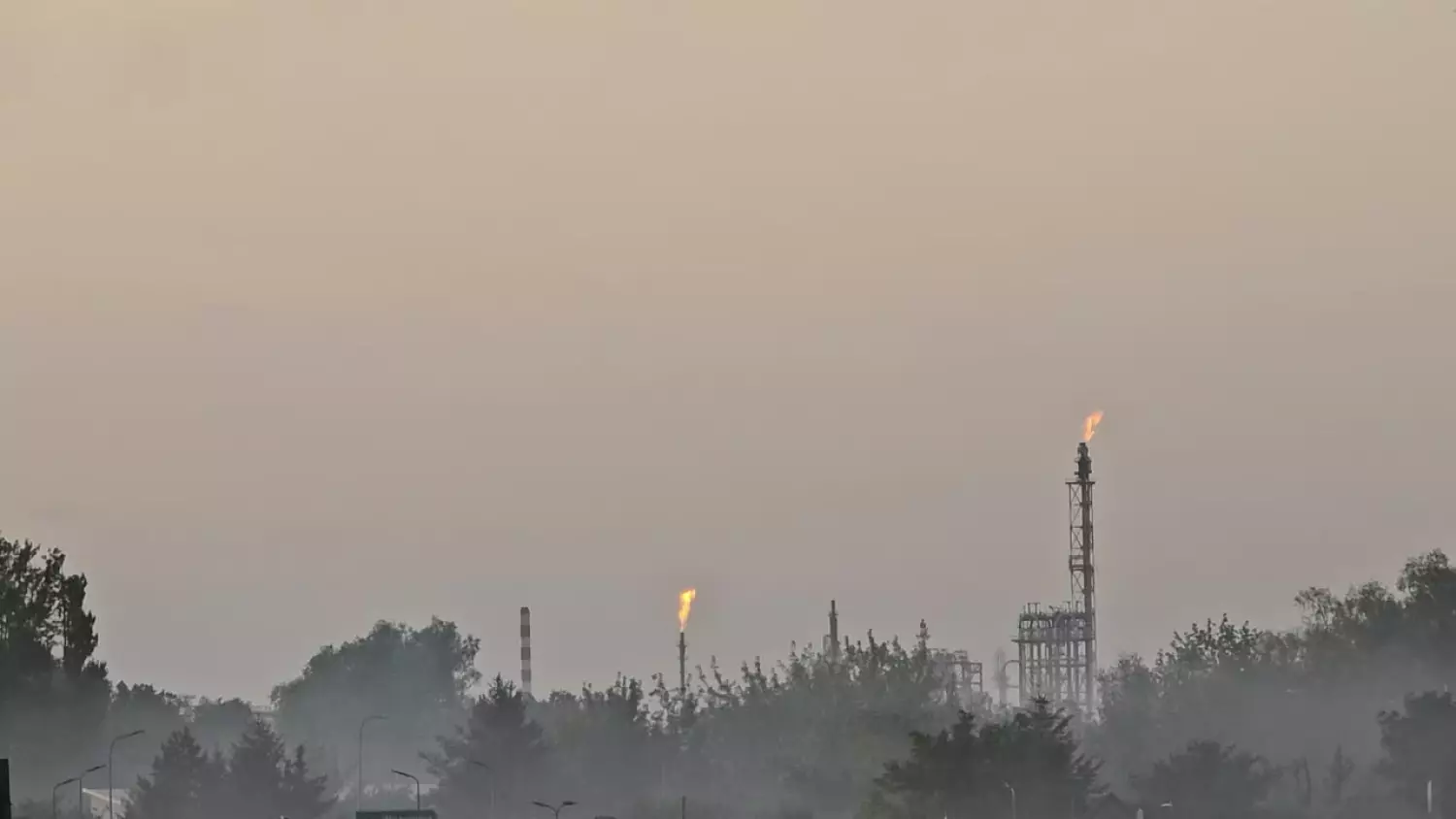 Mieszkańcy patrzą w stronę Płocka. Co to za ogień na horyzoncie?