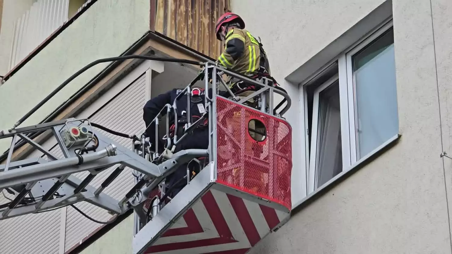 Akcja strażaków i policjantów w wieżowcu przy ul Kaliskiej 76