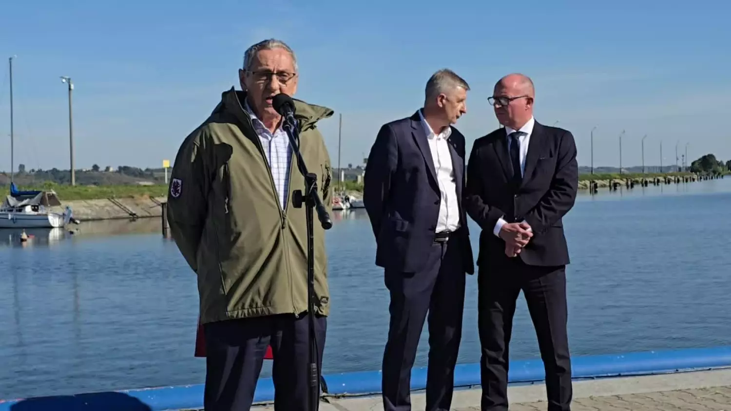 Dyrektor Wód Polskich oraz członek zarządu województwa przemawiali podczas ćwiczeń dla urzędników