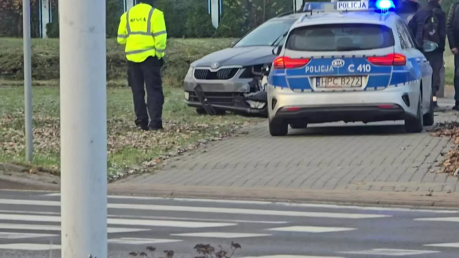 Czerwone zignorowane – auta rozbite. Policja ukarała 27-latka mandatem