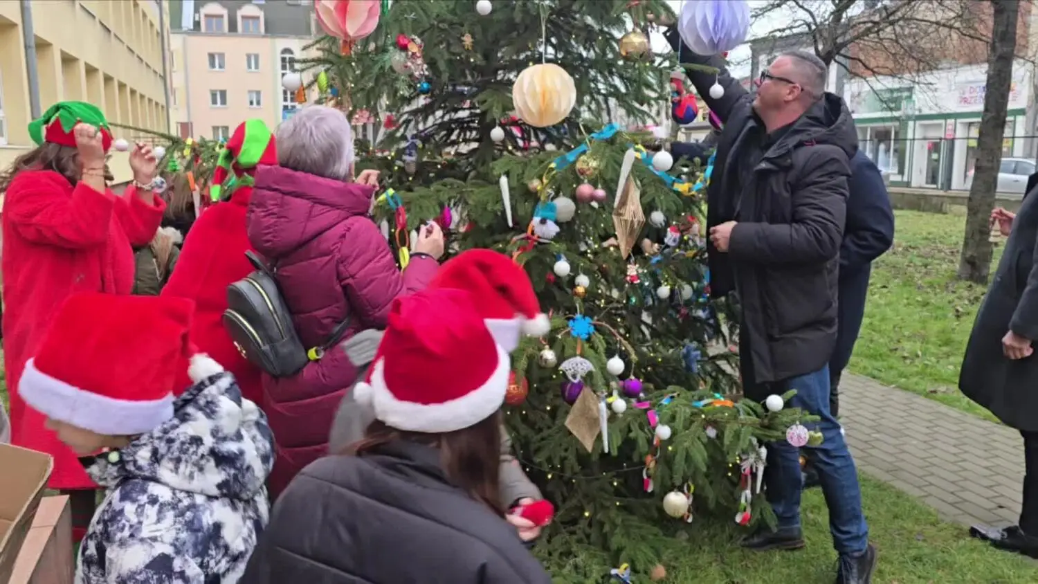 Ubieranie choinki pod SP nr 3