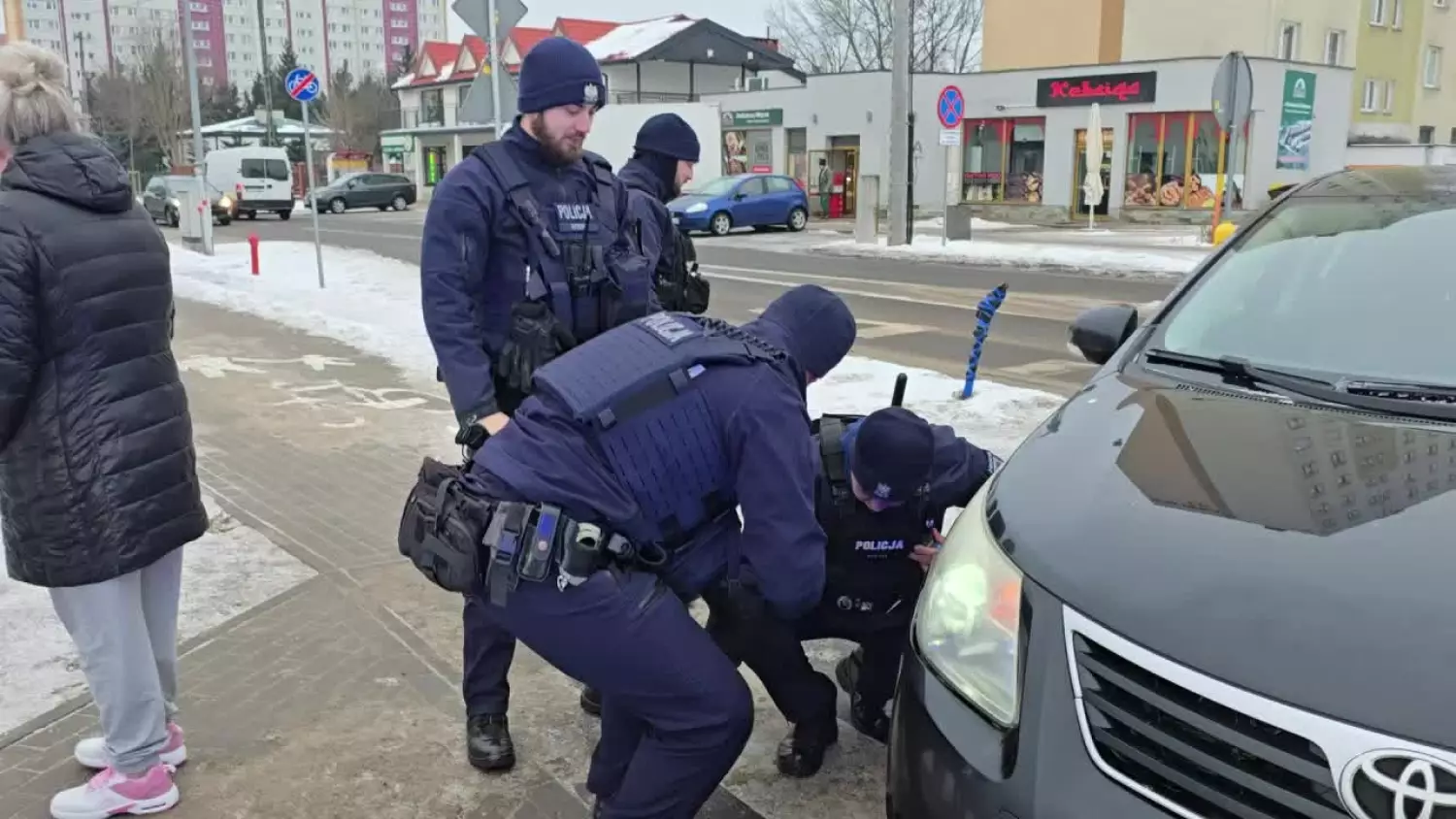 Niecodzienna scena na ul. Kaliskiej. Policjanci pospieszyli z pomocą kobiecie