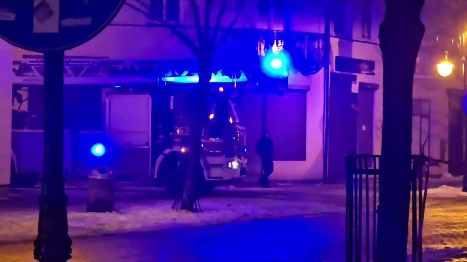 3 zastępy straży i policja przy ul. 3-go Maja 25