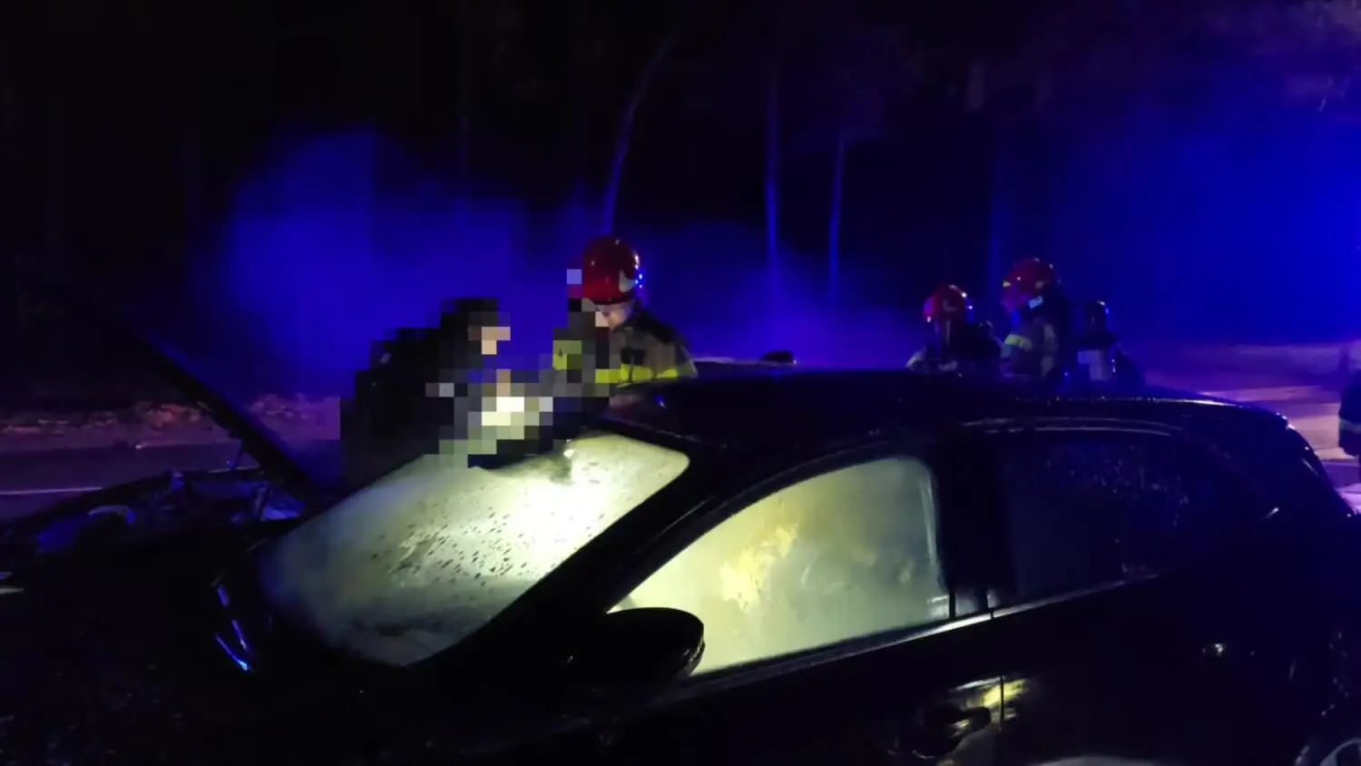 Nocny pożar auta na os. Południe. Oprócz BMW ucierpiał także Renault