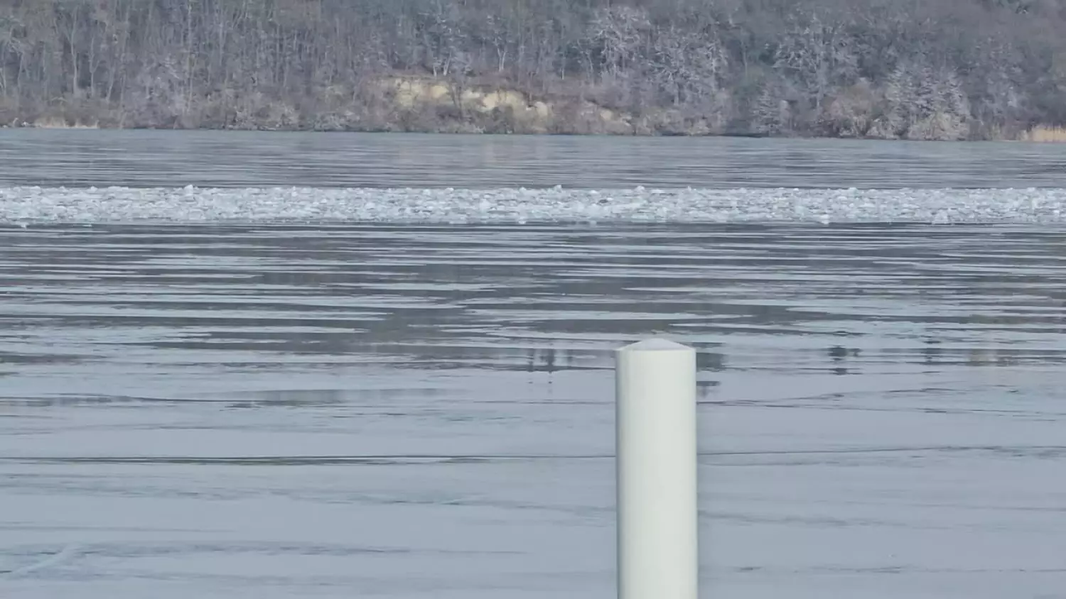 Ślad na zalewie - lodołamacze wyruszyły z portu