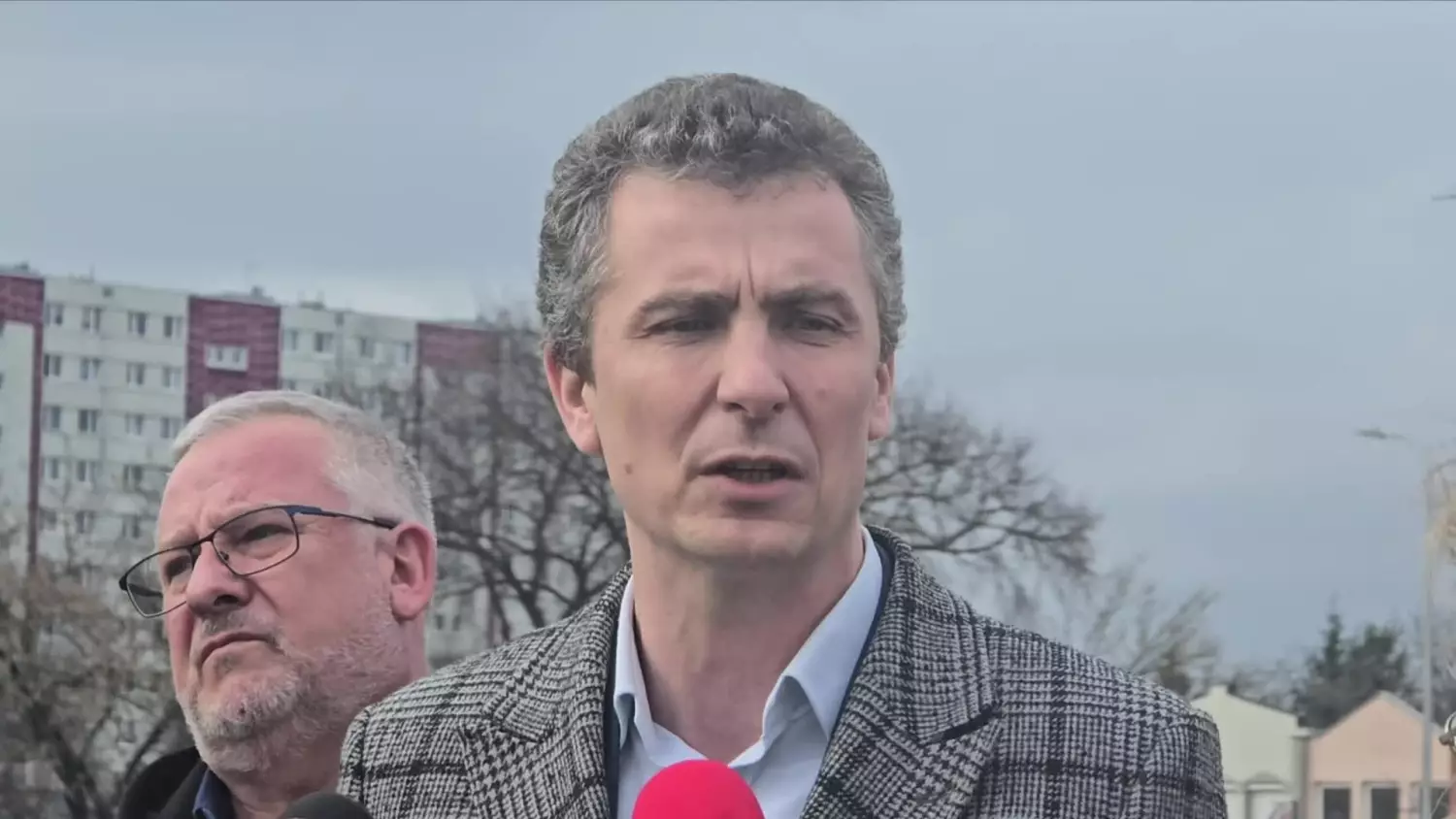 100 miejsc postojowych pod szpitalem i 50 miejsc postojowych przy ul. Chmielnej od ul. Jagiellońskiej do ul. Reymonta po przejętych nieruchomościach wyburzanych w tej okolicy Zapowiada prezydent miasta