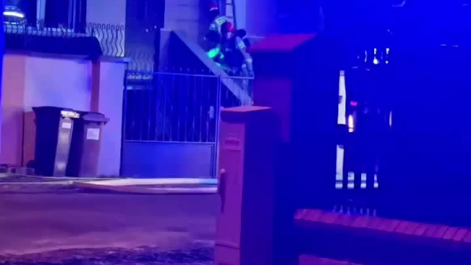 Pożar na Zawiślu. Ratownicy zabrali do szpitala kobietę i dwoje dzieci