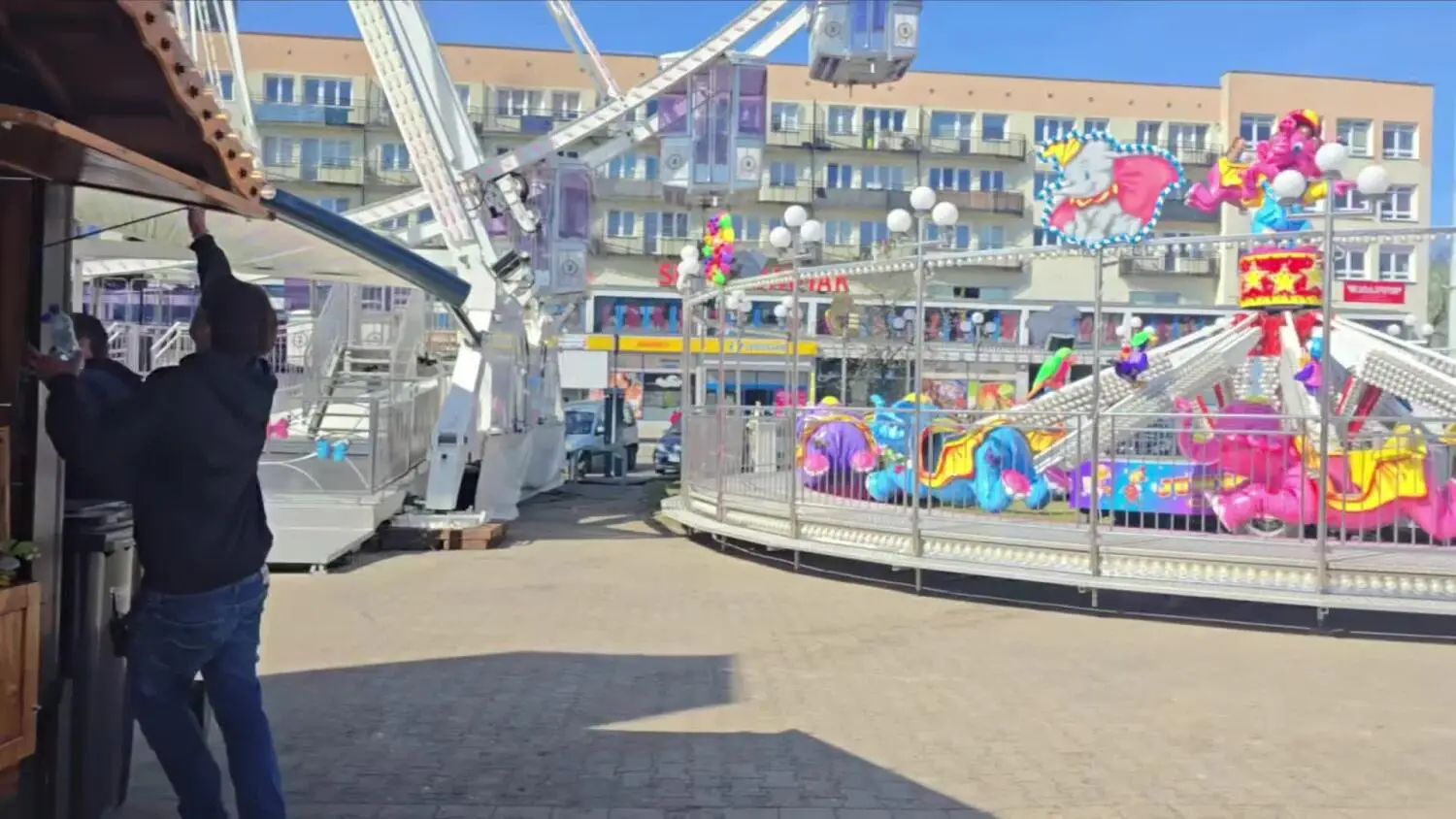 Ruszyło wesołe miasteczko na Placu Wolności. Karuzele już działają