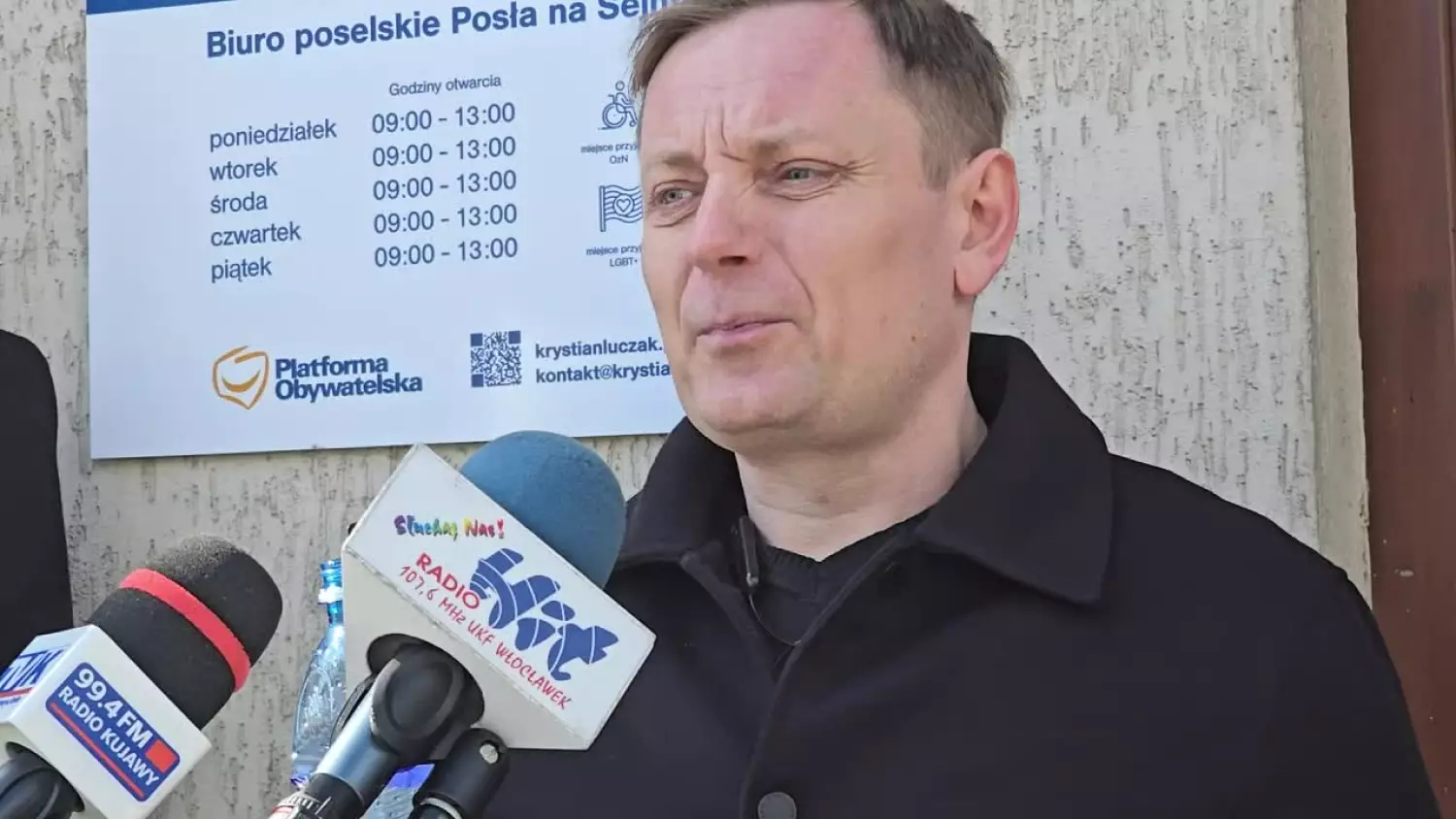 Działacze Konfederacji pod biurem poselskim z workami pełnymi plastikowych butelek