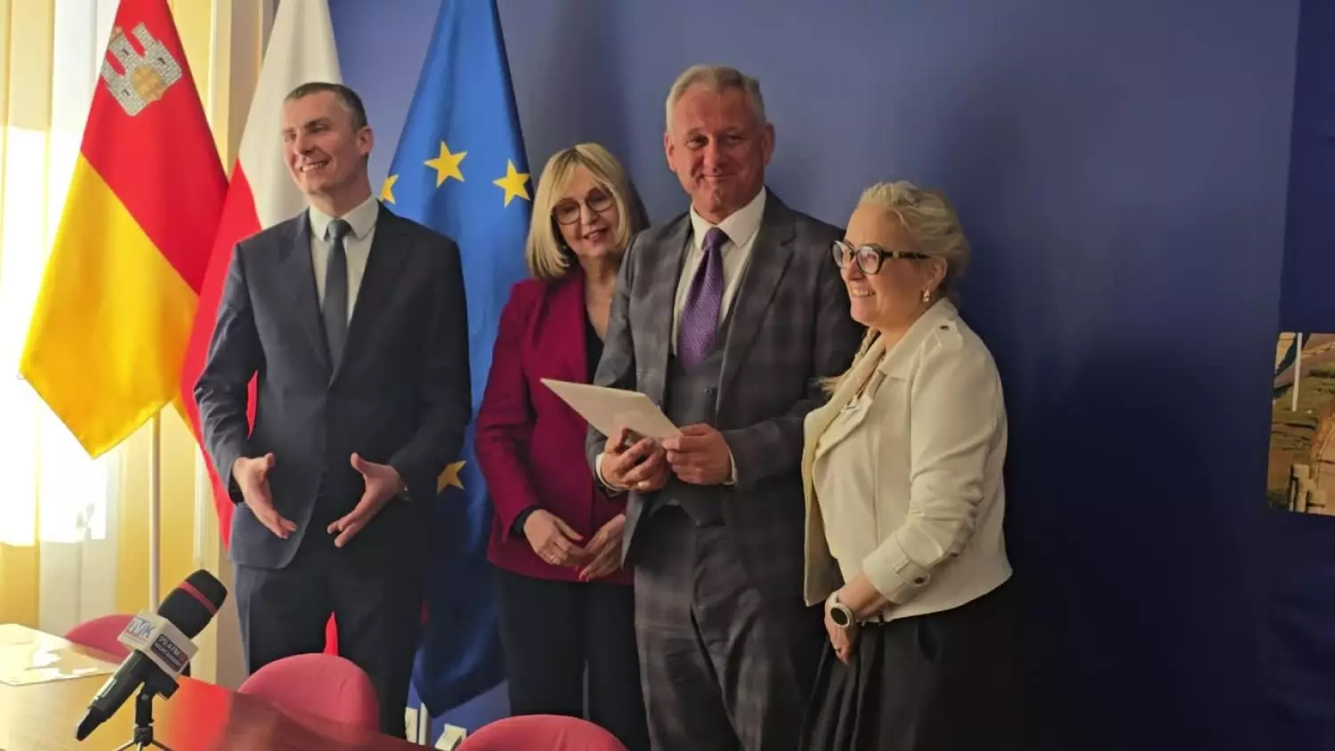 Wręczenie zaświadczeń z rozstrzygnięcia konkursów:  z zakresu ochrony zdrowia działań na rzecz osób z niepełnosprawnością  z zakresu Budżetu Obywatelskiego – ćwiczenia gimnastyczne dla seniorów