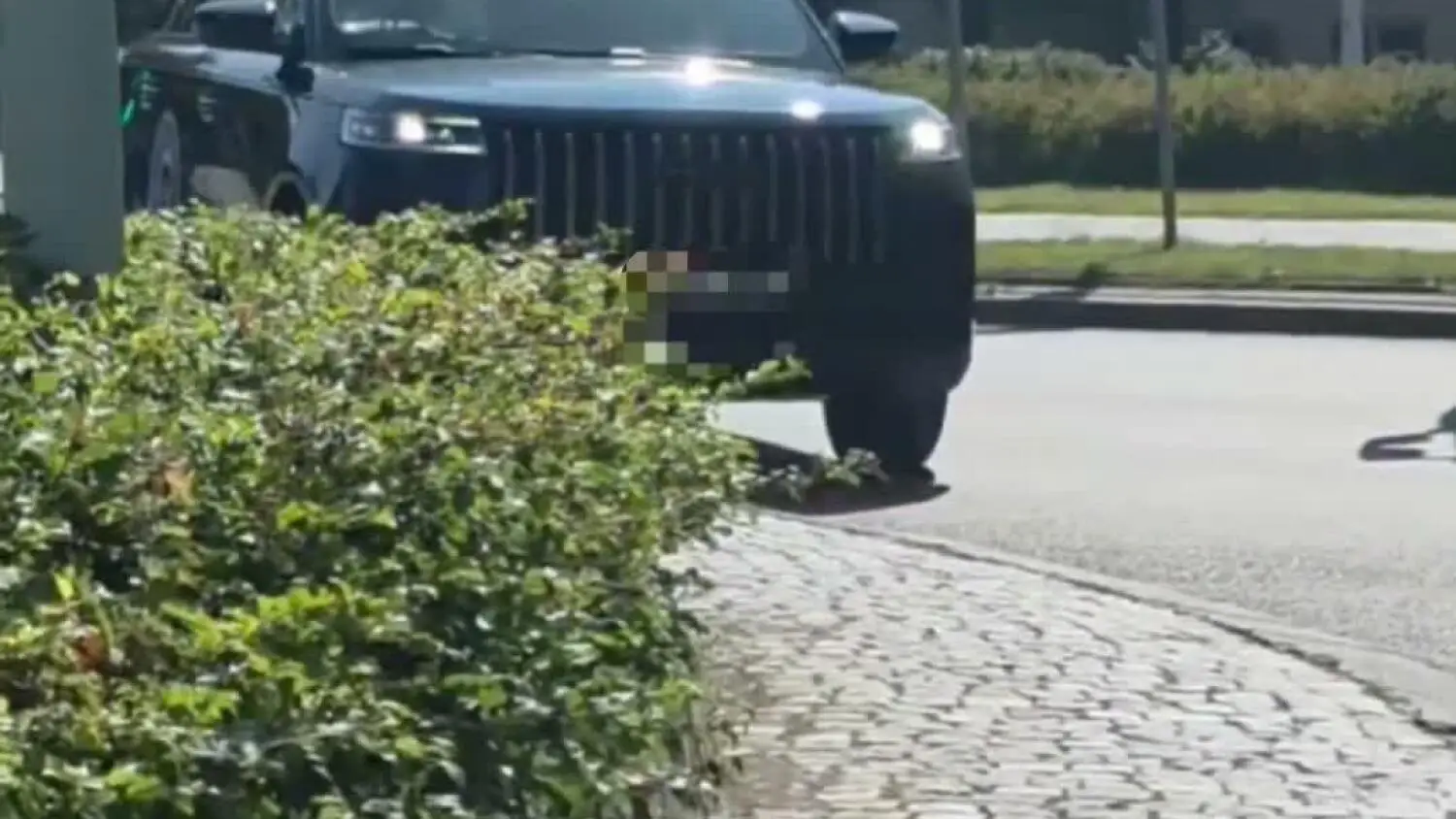 Pod prąd na rondzie koło KSW. Auto z logo klubu koszykarskiego Anwil