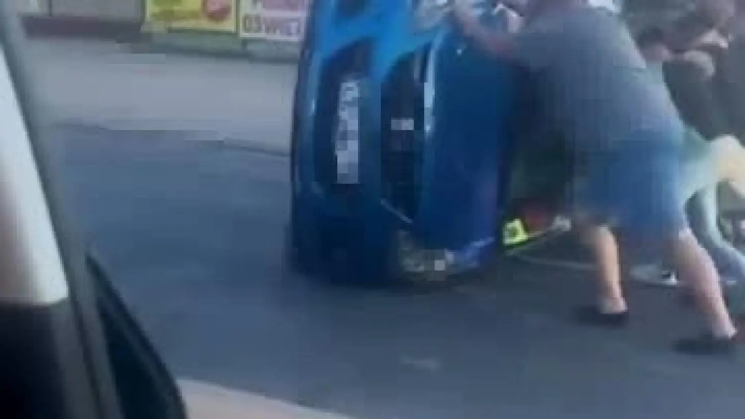 Opel przewrócił się na bok na ulicy Okrzei. Świadkowie postawili samochód na koła