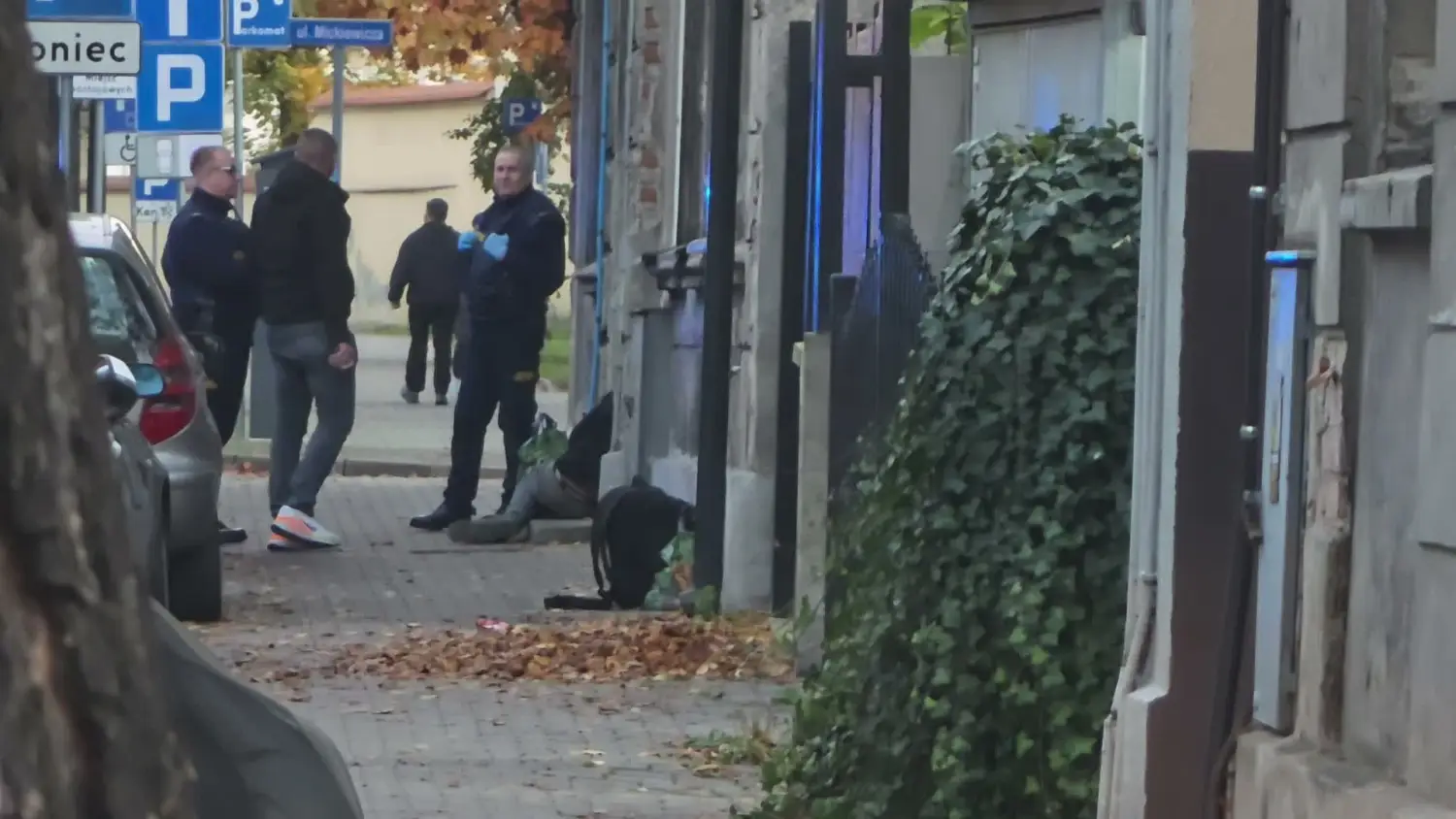 35-latek leżał na schodach przy Słowackiego. Mieszkaniec zaalarmował służby